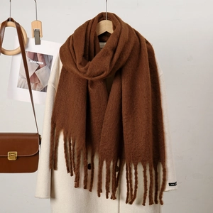 Détails de l'écharpe marron café épaisse avec de longues franges au style élégant