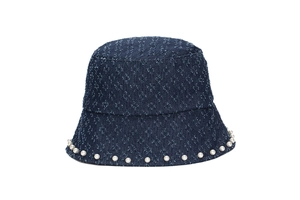 Gros plan détaillé d'un bob en jean bleu foncé avec motifs floraux et bord en perles