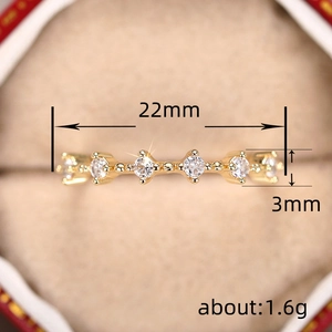 Anillo de oro minimalista con fila de piedras de circonita blanca en joyero de lujo
