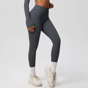 Detail van de donkergrijze yoga broek met hoge taille en top met lange mouwen en duimgaten