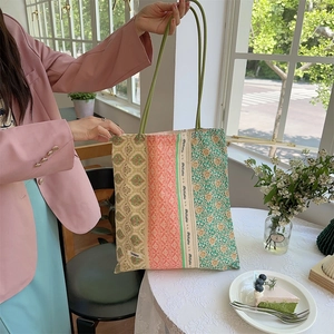 Sac cabas en toile patchwork floral avec poignées en corde verte style vintage chic