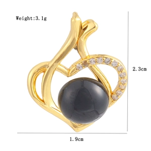Detail view of 18K gold plated heart pendant with black pearl and dimensions 2.3x1.9cm