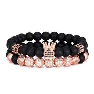 Détails de bracelets en perles noires mates et couronne en or rose ornée de zircons