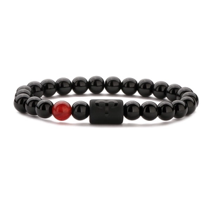 Detail der Perlenarmband mit schwarzen Tigerauge-Steinen und Widder-Sternzeichen-Perle