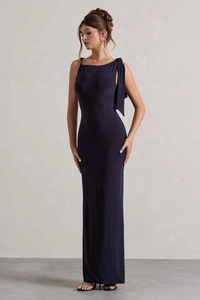 Dettaglio elegante abito blu scuro monospalla con fiocco decorativo e taglio aderente