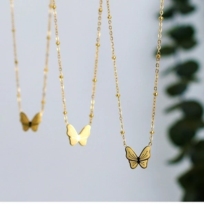 Detailansicht der goldenen 18K vergoldeten Schmetterling-Halskette mit Perlenkette
