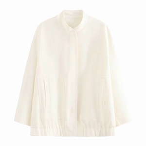 Veste bomber courte blanc cassé minimaliste avec col montant et grandes poches plaquées