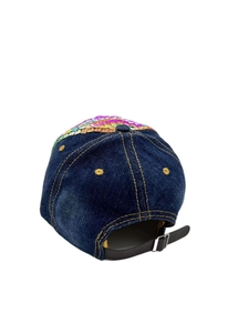 Dettaglio cappellino in denim con paillettes arcobaleno e cinturino posteriore in pelle