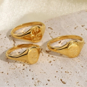 Tre anelli a sigillo girasole placcati oro 18K su fondo in pietra naturale