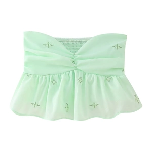 Détails de broderie sur haut bustier vert menthe en mousseline avec ourlet à volants