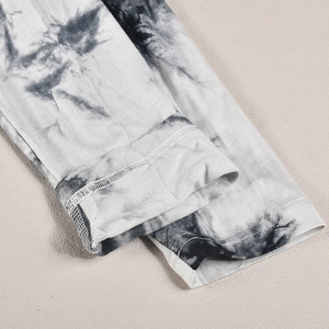 Détail du motif tie-dye gris sur la robe en maille avec coutures et texture de qualité