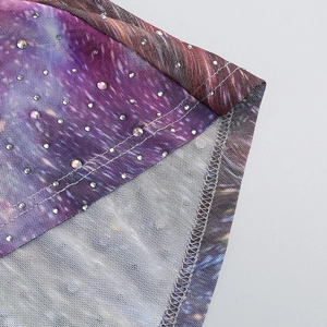 Détail du tissu en maille à imprimé étoile violette avec strass et double surpiqûre
