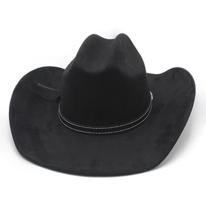 Dettaglio cappello da cowboy in pelle scamosciata nera con cuciture bianche sul nastro