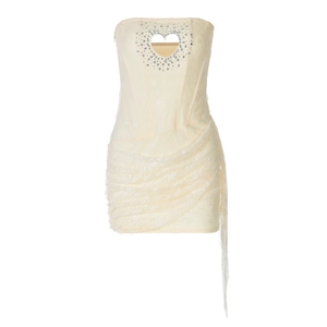 Dettaglio dell'abito in pizzo beige con scollatura a cuore e strass luminosi