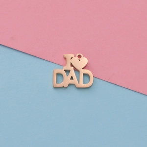 Λεπτομέρεια macro από ροζ χρυσό μενταγιόν I Love Dad με γυαλισμένη επιφάνεια καθρέφτη
