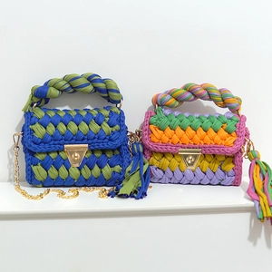 Bolsos bandolera tejidos a mano con borlas y cadena dorada en diseños de punto coloridos