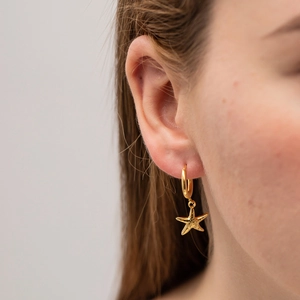 Französische Vintage 18K Gold Seestern-Ohrringe getragen am Modell für den Alltag