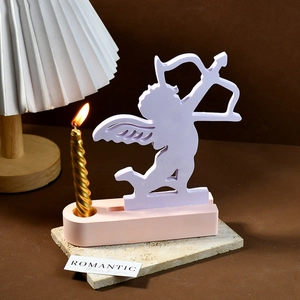 Detail von Amor Kerzenhalter mit rosa Basis und lavendelfarbener Silhouette