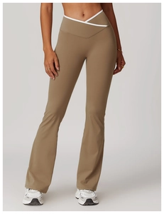 Detail der khakifarbenen Yoga-Schlaghose mit stylischem V-Cross-Design am hohen Bund
