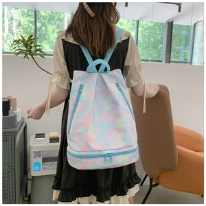 Makro-Detail des Yoga-Rucksacks mit Sternenmuster und wasserdichter Trockentrennung