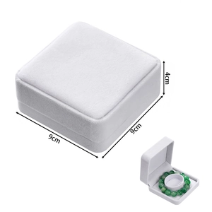 White velvet jewelry box detail showing 9cm x 9cm x 4cm dimensions for bracelets
