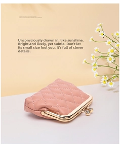 Detail der rosa gesteppten PU-Leder-Geldbörse mit goldenem Klickverschluss