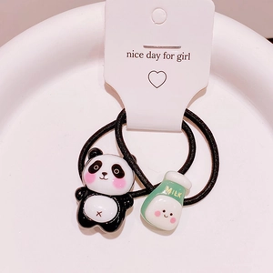 Nahaufnahme der Panda- und Milchflaschen-Anhänger am elastischen schwarzen Haargummi