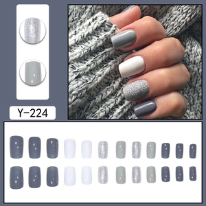 Short square press-on nails in grey and white glitter finish for a clean look