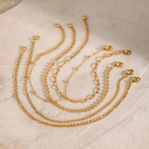 Ensemble de bracelets minimalistes à perles dorées et maillons sur pierre naturelle