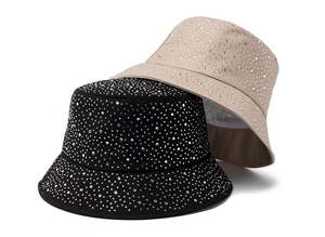 Vue détaillée des chapeaux bobs en coton ornés de strass en couleurs noir et beige classique