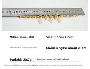 Dettaglio bracciale doppia catena in acciaio dorato 18K da 21cm con pendenti geometrici e strass