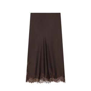 Eleganter brauner Satin-Midirock mit zarter Spitze auf weißem Hintergrund
