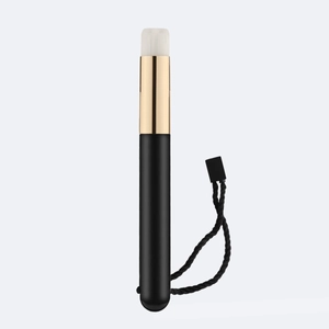 Brosse de nettoyage de nez avec manche en bois noir, virole dorée et poils blancs doux
