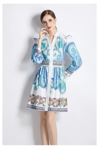 Détail d'une robe imprimée paisley à col en V avec manches lanternes et boutons frontaux