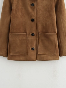 Vue détaillée de la veste en daim marron avec poches plaquées et boutons noirs
