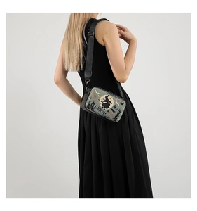 Détail du sac bandoulière d'Halloween avec illustration de sorcière et sangle réglable