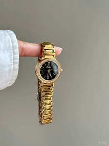 Détail d'une montre à quartz avec lunette en strass brillants et cadran noir élégant