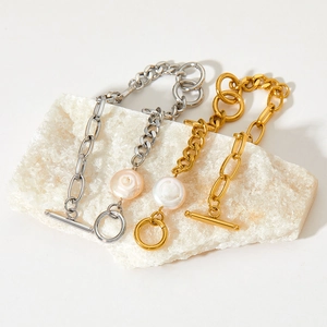 Armband mit unregelmäßiger Naturperle und OT-Verschluss aus Edelstahl in Gold und Silber