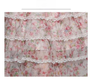 Vue détaillée du tissu en tulle multicouche avec imprimé floral et bordure en dentelle