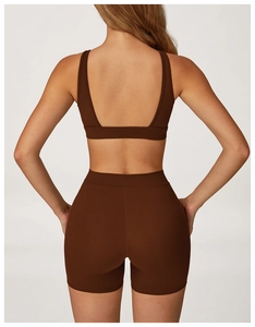 Vue arrière de l'ensemble de sport marron brossé avec brassière dos nageur et short gainant