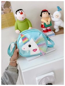 Detail of light blue unicorn crossbody bag with glitter horn and tulle mane for girls