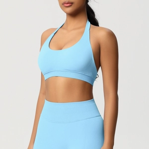 Détail du soutien-gorge de sport dos nu bleu ciel et leggings à texture côtelée