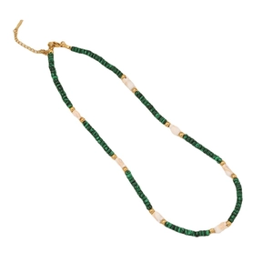 Collana bohémien in pietra naturale con perline verdi e dettagli dorati su sfondo bianco