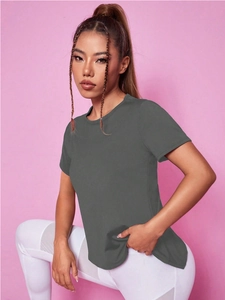 Détail du haut de yoga gris foncé ample avec dos en mesh et ourlet arrondi respirant