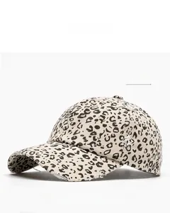 Vue détaillée d'une casquette beige imprimé léopard avec bords effilochés et style vintage