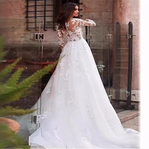 Robe de mariée élégante à manches longues en dentelle avec dos nu et traîne en tulle