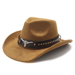 Detailansicht eines Cowboyhuts aus Wildleder mit Stierkopf-Schnalle und Metallnieten
