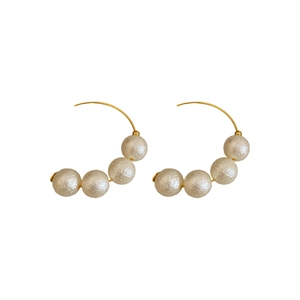 French vintage C-shaped gold hoop earrings featuring elegant textured white pearls