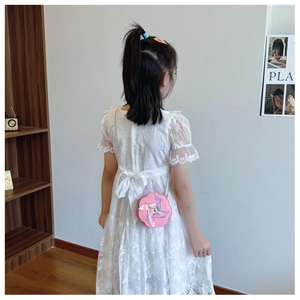 Ragazza con borsa a tracolla rosa a forma di fiore con mulino a vento e catenella