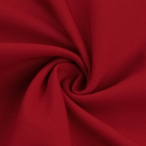 Makroaufnahme von dunkelrotem Netzstoff mit elegantem spiralförmigem Faltenwurf